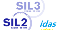 Üretim ve proses hatlarında güvenlik standartlarına uygun çözümler sunuyoruz. IEC 61511 normlarına göre tasarlanan sistemlerimiz, kritik ekipmanları izleyerek riskleri azaltır, acil durum senaryolarında otomatik koruma sağlar ve operasyonların güvenli, kesintisiz ve standartlara uygun şekilde yürütülmesini garanti eder.