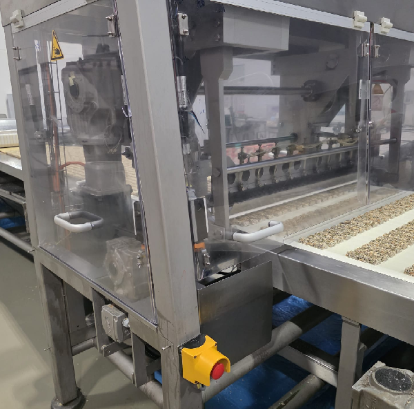 Servo Kontrollü Çift Eksenli Giyotin Kesim Makinesi | Licorice ve Çikolata Bar Kesim Sistemleri